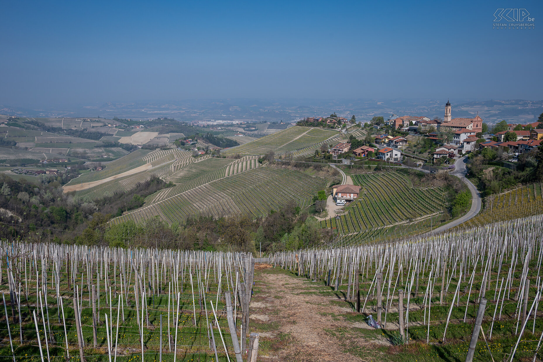 Treiso Treiso is met haar 410m het hoogst gelegen dorp van het Barbaresco gebied. Vanuit het dorp heb je een prachtig zicht over de glooiende heuvels. Stefan Cruysberghs